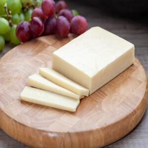 اشتري قم بشراء جبنة شيدر بيضاء ايرلندية 250 جم Online at Best Price من الموقع - من لولو هايبر ماركت English Cheese في الامارات